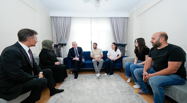 Valimiz Sayın Davut GÜL'ün Katılımları ile “Ailemiz İstanbul” Projesi Kapsamında Hane Ziyaretleri Devam Ediyor.