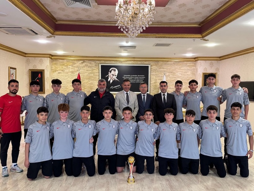 Hasip Dinçsoy Spor Kulübü U15 Takımı Kaymakam ÖZÇAKICI'yı Ziyaret Etti.